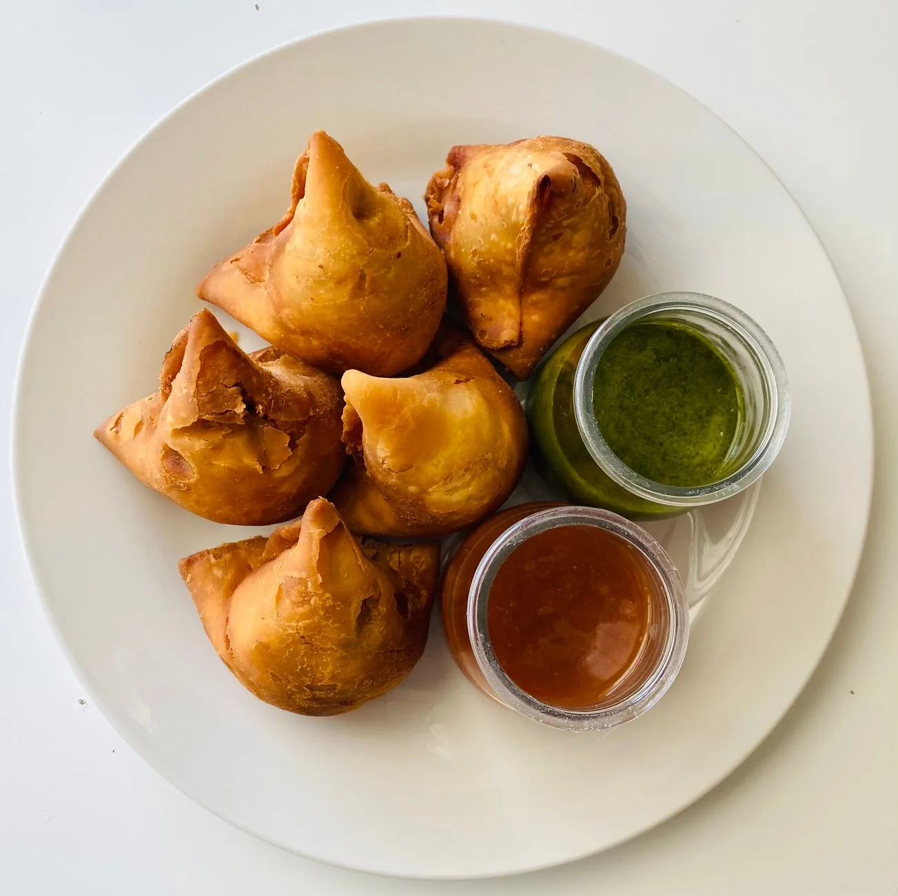 Samosas veganas al horno con chutney de menta y cilantro