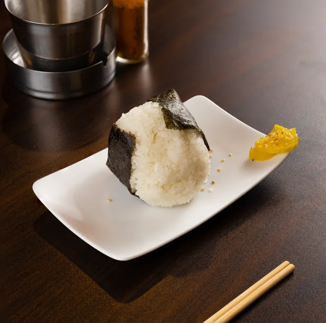 Onigiri vegano: bolas de arroz japonesas para la fiambrera