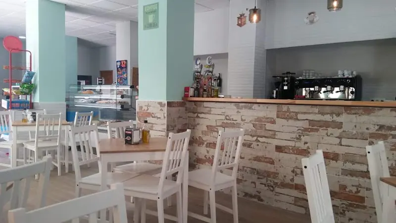 CAFE VEINTICUATRO - Cafetería en Barbate - foto 2