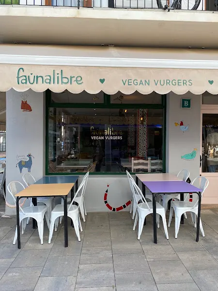Faunalibre Vegan Vurgers - Restaurante vegano en Santa Eulalia del Río - foto 2
