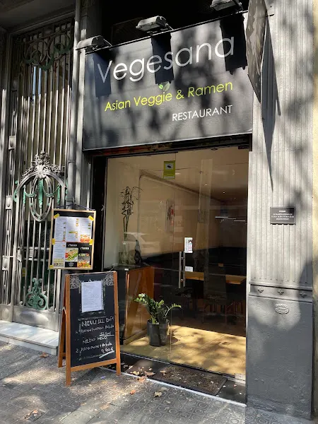 Vegesana Asia Veggie & Ramen - Restaurante vegetariano en Barcelona - foto 2